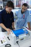 Professores Igor Lima e Claudio Correia ao lado da Therm-O-Type do Senai Barueri
