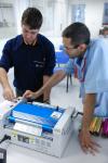 Professores Igor Lima e Claudio Correia ao lado da Therm-O-Type do Senai Barueri